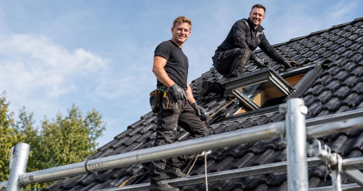 Dakdekker in Roermond - vakmanschap en eerlijke prijzen door Dak en isolatie B.V. Twee dakdekkers op een pannendak in Roermond, klaar voor elk dakproject